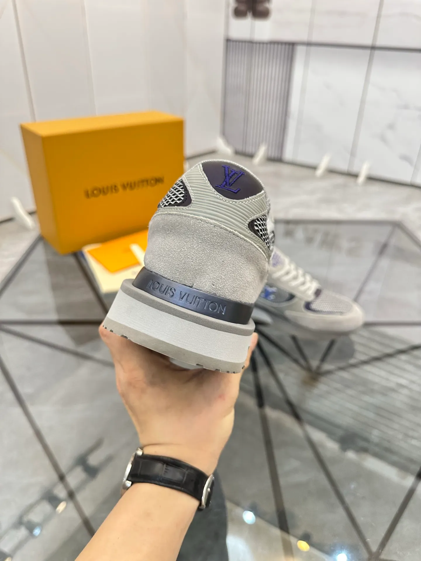 Men's shoes for sale 💰: 💰P660¥ High-end top quality Product trademark: LV * "Louis Vuitton*" low-top casual shoes Regular size: 39-45 (can be customized to 46) Product materials: upper imported first-layer cowhide spliced ​​nubuck leather ➕ breathable cotton mesh, breathable lining, original outsole. No.: H201